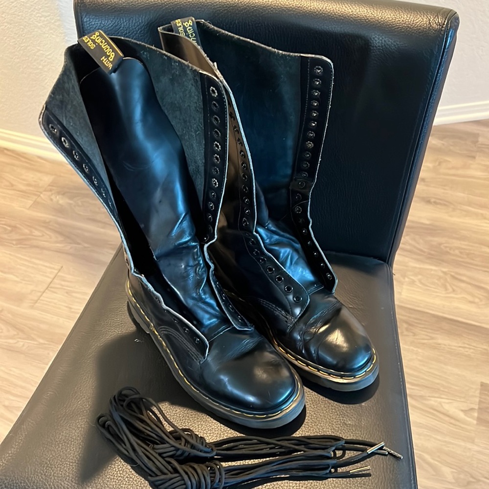 Vintage Made in England Original Dr. Martins 20 eyelet lace up leather boots.